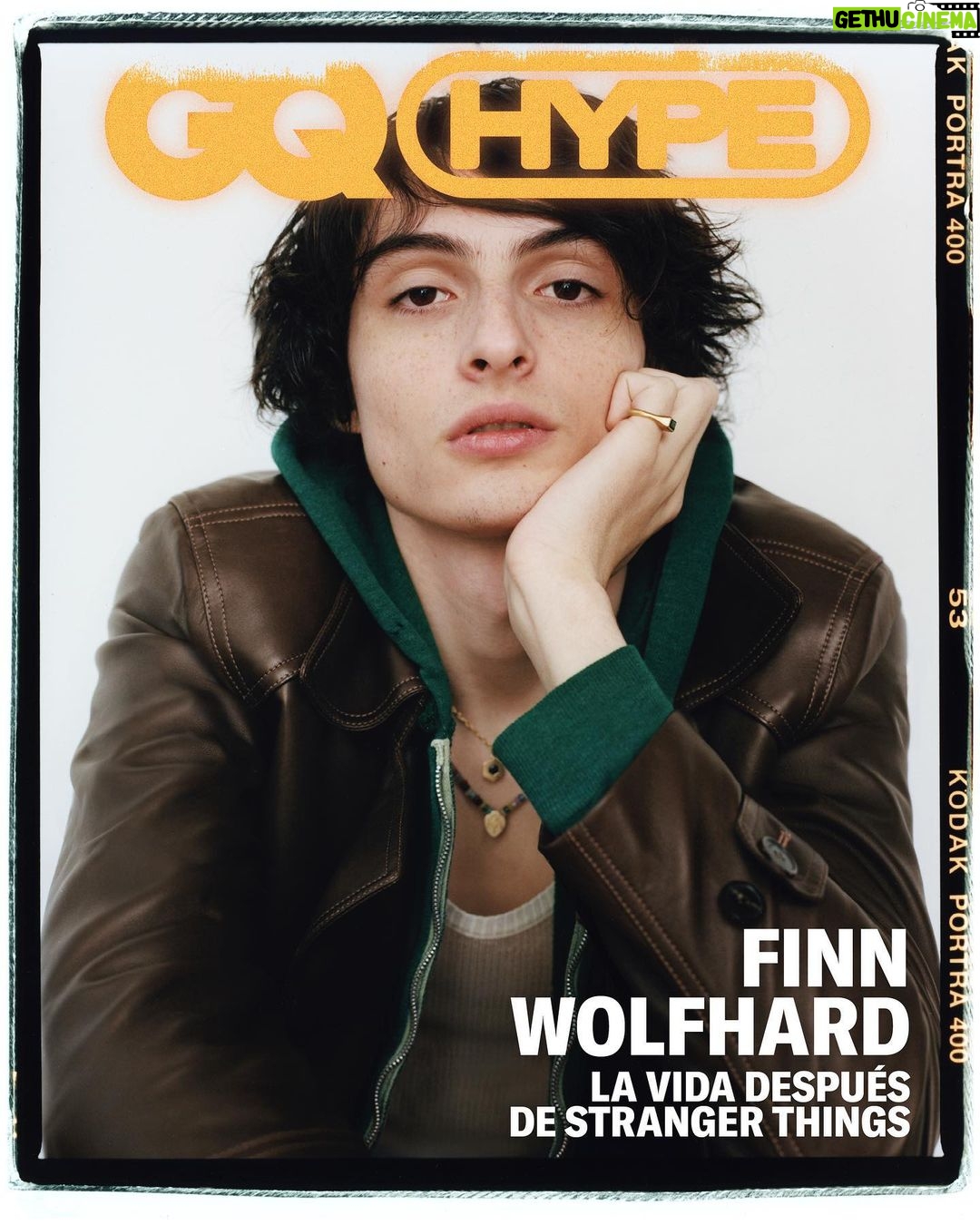 Finn Wolfhard Instagram - @finnwolfhardofficial interpreta a Mike Wheeler en ‘Stranger Things’ desde que tenía 13 años. Ahora, actúa junto a Julianne Moore en el debut tras la cámara de Jesse Eisenberg, ‘When You Finish Saving the World’, y se prepara para rodar la última entrega del bombazo de @netflix ⭐️ La entrevista completa de #GQHype ya está disponible en el 💥link en bio💥 Texto: @eileencartter Fotografia: Julius Frazer Estilismo: Brandon Tan Peluquería y maquillaje: @kumicraig Sastrería: Ksenia Golub Diseño de portada: @fervallespin Traducción: @marta._.caro y @victormgonz #FinnWolfhard