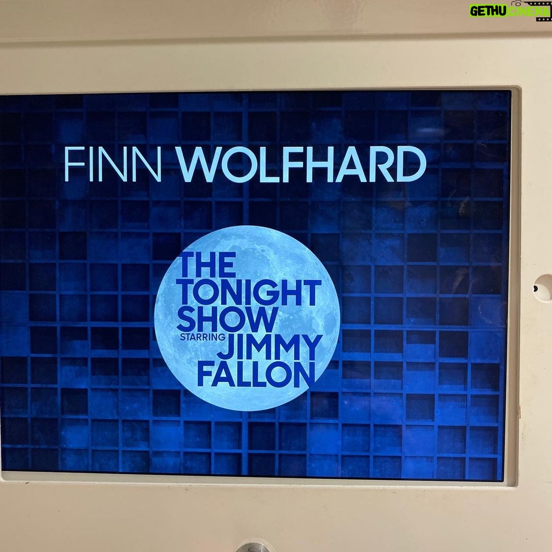 Finn Wolfhard Instagram - @fallontonight y’all!! An almost all-Canadian edition with @annefrances and the rest of these @schittscreek legends!! TONIGHT see a clip from @turningmovie too🕷@jimmyfallon