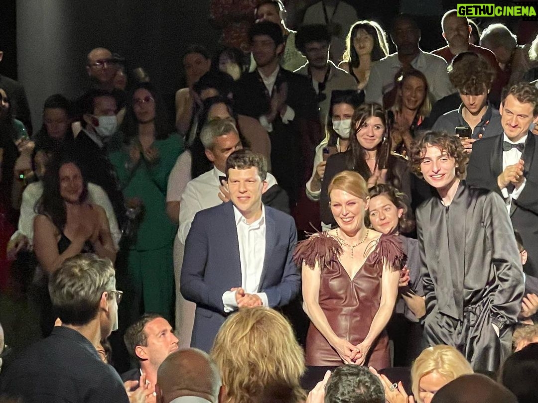 Finn Wolfhard Instagram - Wtf @a24 @festivaldecannes ❤️❤️❤️ @juliannemoore