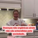 Franciely Freduzeski Instagram - Esse vídeo mexeu com a minha cabeça por alguns dias. Provavelmente pq eu trato a depressão já há algum tempo e já me vi sorrir quando tudo dentro de mim estava oco. A depressão é a solidão dentro de nós. Não só nos afasta das pessoas como de si mesmo. Perde-se a conexão de ter paz. Uma pessoa que sofre de depressão perde a paixão pelo seu trabalho, pelos seus amigos, família, filhos e sua própria vida não tem significado, não tem amor. O amor vai abandonando essa pessoa e o que fica é uma insignificância absurda. Todos nós sofremos, faz parte sofrer, ter tristezas, se sentir só . Nunca foi fácil SENTIR. Sentir não é uma decisão. O depressivo não decide se sentir triste, melancólico e escolhe o sofrimento. A depressão é uma ferrugem que enfraquece seus ossos, seu coração, seu pulmão, seus cabelos, seu corpo todo. Nosso corpo vai enfraquecendo, leva-se um tempo até que a “ferrugem” se transforme em pó,em ruínas e entre em colapso. A fotografia da depressão é a decadência. Tem uma rachadura imensa entre a alma e o corpo. As pessoas precisam entender que a depressão tem hormônios envolvidos, química, genética e não é falta de fé,parem de envolver religiosidade fazendo com que a pessoa se sinta mais castigada. Não é preguiça, não é covardia. Esse vídeo deixa bem claro que para acontecer o suicídio leva-se um tempo de deterioração e isso pode ser evitado com diálogo sincero e aberto. Se vc não entende e continua a achar que é fraqueza te convido a ficar calado. Não julgue, não diga que essa pessoa não vai pro céu, isso é falta de misericórdia. Se vc não sabe o que fazer, só ouça. A depressão precisa ser levada a sério urgente porque ela se manifesta de diferentes formas e ela tem tratamento.
