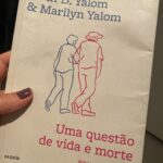 Franciely Freduzeski Instagram - Uma questão de Morte! Um livro extremamente lindo e importante. Extraordinário, tocante, simples e enriquecedor. @irvindyalom coloca nesse livro suas memórias mais íntimas sobre dor e separação. O autor compartilha a experiência de perder sua esposa, o amor da sua vida. A morte é um tema que ninguém gosta de falar ou pensar. Mas existem momentos que não pensar é uma atitude egoísta , imatura e desonesta. Uma leitura que te prende do início ao fim de uma forma emocionante, dolorosa e inesquecível. Um livro que faz vc refletir sobre o modo de vida que vc está vivendo, o que realmente importa, o que vc está deixando para seus familiares, filhos, amigos… Me emocionei diversas vezes tendo que fechar o livro algumas vezes e deixar as lágrimas, emoções e lembranças fluírem. Fiquei encantada com a maneira que @irvindyalom mesmo sendo um escritor, psiquiatra , professor, terapeuta renomado aborda sua fragilidade e expõe seus medos de uma forma natural e apesar de toda sua experiência profissional se declara completamente perdido. A morte nos traz ensinamentos vivos de como viver , pra que viver, pra quem viver… Deixo essa dica com carinho e como forma de dizer : “ Ei !! Vc não está só!”… De que maneira vc demonstra amor ? “O luto é o preço que pagamos por ter coragem de amar os outros “. Ufa!! BRAVO 👏🏻 👏🏻👏🏻 #whatalife #morte #vida #luto #dor #psicologia #psiquiatría #amor #umaquestaodevidaemorte ❤️✍🏻🫀🧠