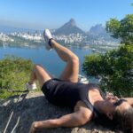 Franciely Freduzeski Instagram - Parece fácil né?! Perfeito. Mas não é. Hj uma senhora de mais de 70 anos me disse:” jamais iria imaginar que vc com esse corpão, com esse rosto, elasticidade, com essa idade tem fibromialgia. Ninguém vê. Em mim da para ver que tenho problemas. Já tenho idade. Melhorei muito depois da atividade física, não conseguia levantar da cama, de tanta dor. Agora Vou lembrar de vc todos os dias.” Pois é… Nem tudo que reluz é ouro, cuidado ao pensar que a vida é fácil, fácil é julgar antes de saber ao certo o motivo pelo qual o brilho do sorriso se esconde. 🦋🙏🏻🦾#whatalife #fibromialgia #saúde #love #disciplina #fé ❤️❤️ Parque Da Catacumba - Lagoa