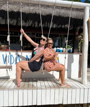 Franciely Freduzeski Instagram - A dor é fértil, é dela que brota a força ❤️👯‍♀️ #fibromialgia #whatalife #saude #dorcrônica #mudançadehábitos 🫵🏻🦾💪🦿👣👣👣👣#trilhas