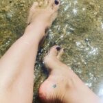 Franciely Freduzeski Instagram - A dor é fértil, é dela que brota a força ❤️👯‍♀️ #fibromialgia #whatalife #saude #dorcrônica #mudançadehábitos 🫵🏻🦾💪🦿👣👣👣👣#trilhas Ilha Grande - Angra Dos Reis, Brasil