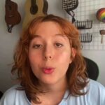 Franciely Freduzeski Instagram - Respeitem quem tem fibromialgia!!! Para quem não sabe a dor é o quinto sinal vital tão importante quanto a frequência cardíaca, a pressão arterial… mas sim a dor é subjetiva, cada um terá a sua intensidade, uma pessoa pode ser mais resistente a dor que a outra, ou seja, não dá para ter uma avaliação objetiva. Diferente do peso, pulso, pressão arterial, temperatura que podem ser medidos com precisão. Infelizmente existe médicos, profissionais da saúde com nome e sobrenome que não sabem o que é dor e muito menos fibromialgia. Por mais que não pareça , que vc não veja a dor de valor a essa pessoa. Não julgue. Vc não tem noção do esforço que ela faz para acordar todos os dias e realizar suas tarefas diárias. Parem de dizer que é a fibromialgia é uma doença emocional, da alma, da falta de fé. A fibromialgia é uma síndrome dolorosa que é caracterizada por tensão muscular, de ligamentos, tendões…óbvio que qualquer emocional fica abalado qdo vc tem dor 24 horas. Quem é que não fica irritado, estressado com dor ??? Tem mais gente com dor do que vc imagina. Claro q sabemos que existem pessoas que fingem que tem dor para ter uma aposentadoria e sei lá mais Oq . Porém qdo vc ouve um paciente que tem fibromialgia é completamente diferente, é muito claro e nítido que a pessoa está em sofrimento e infelizmente a maioria dos casos já tem anos que sobrevive com dor. A fibromialgia causa um grande impacto no cognitivo, nas relações sociais, trabalho, sexual, TUDO. Algumas pessoas apresentam ideação suicida. Precisa ser tratado com seriedade, respeito e importância. Hoje já existe estudo mostrando que o cérebro de quem tem dor crônica tem uma diminuição de massa cinzenta, a parte que processa a memória e a informação. A cada ano essa massa cinzenta diminui por causa de DOR. #fibromialgia @fibromialgiadorcronica 🙏🏻✌🏻🌻🌻🦋🦋