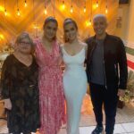 Franciely Freduzeski Instagram - Bença Mãe…. 4 meses que mamys virou borboleta. Quando eu era pequena todo feriado, férias, datas comemorativas viajamos umas 6 horas para a casa da minha vó. Não sei como,mas virei uma caçadora de borboletas. Ficava horas debaixo de uma árvore junto com um pote de vidro perseguindo as borboletas. Qdo já tinha um montão delas eu fechava o vidro e no dia seguinte voltava para o mesmo lugar e caçava mais borboletas até o dia de voltar para Curitiba. Só que elas iam morrendo e eu não entendia o porquê. Um dia minha mãe tbem não sei como furou a tampa e disse que elas morriam pq não tinham ar. Mas os furos não funcionaram e elas continuaram morrendo. Ficava chateada com aquilo pq na minha cabeça eu ia levá-las comigo e elas iam ser felizes no meu mundo imaginário. Eu fui uma criança muito criativa e eu tinha amigos espalhados pelo meu quarto todo e qdo vi o filme do ET passei a ter mais certeza até hoje que existe criaturinhas fofas e que a qualquer momento vou pegar minha bicicleta, colocar todo mundo na cestinha e sair voando por aí. Sim, eu tenho coleção de ET. Sim, eu tenho bicicleta com cestinha. Sim, eu tenho borboletas espalhadas pela minha casa e a minha mãe passou a ter borboletas tbem. Nós brigávamos muito, mas as borboletas nunca se desentenderam. Depois de ver borboletas morrerem eu percebi que elas eram eternas se eu as deixasse viver. Livres! Eu e meu fechamento @marjorycgonzaga caçando borboletas. Bença mãe, Bença vó. Obrigada @henriquemoraes_tattoo , seu traço é lindo, como toda borboleta. 🦋🦋🦋 voa mãe!! #borboletas #butterflies #vida #life #amor #love #4ever ❤️❤️❤️🦋🦋🦋 E.T. phone home..