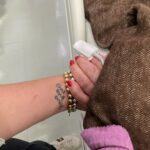 Franciely Freduzeski Instagram - Bença Mãe…. 4 meses que mamys virou borboleta. Quando eu era pequena todo feriado, férias, datas comemorativas viajamos umas 6 horas para a casa da minha vó. Não sei como,mas virei uma caçadora de borboletas. Ficava horas debaixo de uma árvore junto com um pote de vidro perseguindo as borboletas. Qdo já tinha um montão delas eu fechava o vidro e no dia seguinte voltava para o mesmo lugar e caçava mais borboletas até o dia de voltar para Curitiba. Só que elas iam morrendo e eu não entendia o porquê. Um dia minha mãe tbem não sei como furou a tampa e disse que elas morriam pq não tinham ar. Mas os furos não funcionaram e elas continuaram morrendo. Ficava chateada com aquilo pq na minha cabeça eu ia levá-las comigo e elas iam ser felizes no meu mundo imaginário. Eu fui uma criança muito criativa e eu tinha amigos espalhados pelo meu quarto todo e qdo vi o filme do ET passei a ter mais certeza até hoje que existe criaturinhas fofas e que a qualquer momento vou pegar minha bicicleta, colocar todo mundo na cestinha e sair voando por aí. Sim, eu tenho coleção de ET. Sim, eu tenho bicicleta com cestinha. Sim, eu tenho borboletas espalhadas pela minha casa e a minha mãe passou a ter borboletas tbem. Nós brigávamos muito, mas as borboletas nunca se desentenderam. Depois de ver borboletas morrerem eu percebi que elas eram eternas se eu as deixasse viver. Livres! Eu e meu fechamento @marjorycgonzaga caçando borboletas. Bença mãe, Bença vó. Obrigada @henriquemoraes_tattoo , seu traço é lindo, como toda borboleta. 🦋🦋🦋 voa mãe!! #borboletas #butterflies #vida #life #amor #love #4ever ❤️❤️❤️🦋🦋🦋 E.T. phone home..