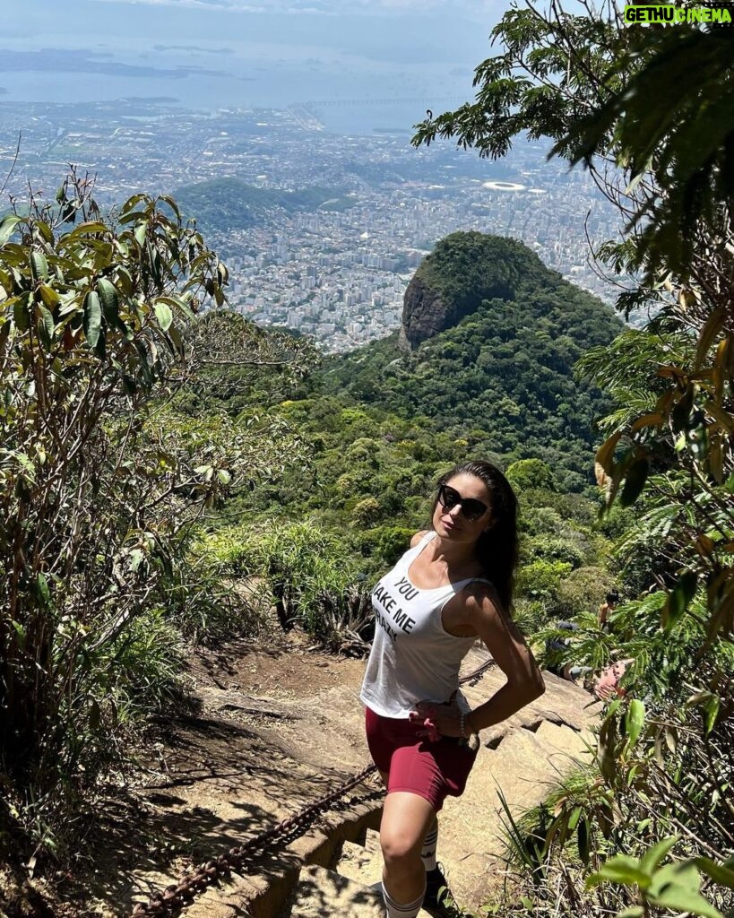 Franciely Freduzeski Instagram - Difícil é não tentar nada. #whatalife #fibromialgia #fibromyalgia #natureza #paz #amor❤ #amigos #cura #riodejaneiro #trilhas #picodatijuca Pico da Tijuca