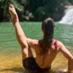 Franciely Freduzeski Instagram - Juntos a gente sobe e desce, vamos nos apoiando e dando a mão um para o outro. Assim caímos e levantamos descobrindo as belezas da natureza. Lavando a alma … E a dor? … tá aqui !! 🏆@radikal_mente @nandavaleria @bethcavalcante @trilheirosdasilva Esse Rio de Janeiro é lindo. #riodejaneiro #cachoeiradomendanha #cachoeira #fibromialgia #cura #life #love #whatalife #vida 🌸🏃🏻‍♂️🌺🧗‍♀️🏊‍♂️🧘🤸‍♂️🚲 Cachoeira Do Mendanha - RJ