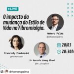Franciely Freduzeski Instagram - Meninos e meninas segunda, dia 20/3 as 20:30 hs vou participar de uma live com os médicos @drhomeropalma e o @dr_youngblood Vamos falar sobre fibromialgia. Um assunto dolorido, que precisa-se falar. Urgente! Ja se imaginou com dor 24 horas como se tivesse um arame farpado nas suas costas? Um fogo quente nas suas pernas? Uma ferro bem grosso partido vc no meio lentamente? Masssss mesmo assim você tem que trabalhar, estudar, sorrir, ter paciência, se concentrar, cuidar das pessoas… Difícil né?! Impossível e inacreditável para muitos. A fibromialgia é uma doença REAL e de difícil tratamento que afeta milhões de pessoas, principalmente as mulheres e traz um imenso sofrimento mental e físico. O tratamento multidisciplinar é fundamental para que você tenha uma qualidade de vida, porém até você entender o que isso significa o caminho é longo, escuro e cheio de desafios. Vou dividir com vcs um pouquinho mais sobre as mudanças que tive que fazer na minha rotina, os novos hábitos que fui acrescentando e o impacto positivo que venho conquistando no meu tratamento. Não é fácil, mas é possível! E eu não tenho como deixar de agradecer imensamente ao meu médico dr @brunohojoreboucas que com muito carinho vem me reorganizando e me ajudando a caminhar junto com a fibromialgia E meu outro anjo @drluismarioduarte que nunca soltou a minha mão desde quando eu nem tinha palavras para explicar o que estava acontecendo com meu corpo. Persistência! #fibromialgia #fibromyalgia #dor #vida #saude #fé #amor #LOVE 🦋🙏🏻❤️