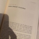 Franciely Freduzeski Instagram - Uma questão de Morte! Um livro extremamente lindo e importante. Extraordinário, tocante, simples e enriquecedor. @irvindyalom coloca nesse livro suas memórias mais íntimas sobre dor e separação. O autor compartilha a experiência de perder sua esposa, o amor da sua vida. A morte é um tema que ninguém gosta de falar ou pensar. Mas existem momentos que não pensar é uma atitude egoísta , imatura e desonesta. Uma leitura que te prende do início ao fim de uma forma emocionante, dolorosa e inesquecível. Um livro que faz vc refletir sobre o modo de vida que vc está vivendo, o que realmente importa, o que vc está deixando para seus familiares, filhos, amigos… Me emocionei diversas vezes tendo que fechar o livro algumas vezes e deixar as lágrimas, emoções e lembranças fluírem. Fiquei encantada com a maneira que @irvindyalom mesmo sendo um escritor, psiquiatra , professor, terapeuta renomado aborda sua fragilidade e expõe seus medos de uma forma natural e apesar de toda sua experiência profissional se declara completamente perdido. A morte nos traz ensinamentos vivos de como viver , pra que viver, pra quem viver… Deixo essa dica com carinho e como forma de dizer : “ Ei !! Vc não está só!”… De que maneira vc demonstra amor ? “O luto é o preço que pagamos por ter coragem de amar os outros “. Ufa!! BRAVO 👏🏻 👏🏻👏🏻 #whatalife #morte #vida #luto #dor #psicologia #psiquiatría #amor #umaquestaodevidaemorte ❤️✍🏻🫀🧠