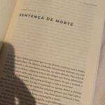 Franciely Freduzeski Instagram - Uma questão de Morte! Um livro extremamente lindo e importante. Extraordinário, tocante, simples e enriquecedor. @irvindyalom coloca nesse livro suas memórias mais íntimas sobre dor e separação. O autor compartilha a experiência de perder sua esposa, o amor da sua vida. A morte é um tema que ninguém gosta de falar ou pensar. Mas existem momentos que não pensar é uma atitude egoísta , imatura e desonesta. Uma leitura que te prende do início ao fim de uma forma emocionante, dolorosa e inesquecível. Um livro que faz vc refletir sobre o modo de vida que vc está vivendo, o que realmente importa, o que vc está deixando para seus familiares, filhos, amigos… Me emocionei diversas vezes tendo que fechar o livro algumas vezes e deixar as lágrimas, emoções e lembranças fluírem. Fiquei encantada com a maneira que @irvindyalom mesmo sendo um escritor, psiquiatra , professor, terapeuta renomado aborda sua fragilidade e expõe seus medos de uma forma natural e apesar de toda sua experiência profissional se declara completamente perdido. A morte nos traz ensinamentos vivos de como viver , pra que viver, pra quem viver… Deixo essa dica com carinho e como forma de dizer : “ Ei !! Vc não está só!”… De que maneira vc demonstra amor ? “O luto é o preço que pagamos por ter coragem de amar os outros “. Ufa!! BRAVO 👏🏻 👏🏻👏🏻 #whatalife #morte #vida #luto #dor #psicologia #psiquiatría #amor #umaquestaodevidaemorte ❤️✍🏻🫀🧠