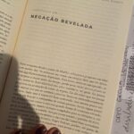 Franciely Freduzeski Instagram - Uma questão de Morte! Um livro extremamente lindo e importante. Extraordinário, tocante, simples e enriquecedor. @irvindyalom coloca nesse livro suas memórias mais íntimas sobre dor e separação. O autor compartilha a experiência de perder sua esposa, o amor da sua vida. A morte é um tema que ninguém gosta de falar ou pensar. Mas existem momentos que não pensar é uma atitude egoísta , imatura e desonesta. Uma leitura que te prende do início ao fim de uma forma emocionante, dolorosa e inesquecível. Um livro que faz vc refletir sobre o modo de vida que vc está vivendo, o que realmente importa, o que vc está deixando para seus familiares, filhos, amigos… Me emocionei diversas vezes tendo que fechar o livro algumas vezes e deixar as lágrimas, emoções e lembranças fluírem. Fiquei encantada com a maneira que @irvindyalom mesmo sendo um escritor, psiquiatra , professor, terapeuta renomado aborda sua fragilidade e expõe seus medos de uma forma natural e apesar de toda sua experiência profissional se declara completamente perdido. A morte nos traz ensinamentos vivos de como viver , pra que viver, pra quem viver… Deixo essa dica com carinho e como forma de dizer : “ Ei !! Vc não está só!”… De que maneira vc demonstra amor ? “O luto é o preço que pagamos por ter coragem de amar os outros “. Ufa!! BRAVO 👏🏻 👏🏻👏🏻 #whatalife #morte #vida #luto #dor #psicologia #psiquiatría #amor #umaquestaodevidaemorte ❤️✍🏻🫀🧠