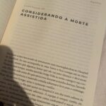 Franciely Freduzeski Instagram - Uma questão de Morte! Um livro extremamente lindo e importante. Extraordinário, tocante, simples e enriquecedor. @irvindyalom coloca nesse livro suas memórias mais íntimas sobre dor e separação. O autor compartilha a experiência de perder sua esposa, o amor da sua vida. A morte é um tema que ninguém gosta de falar ou pensar. Mas existem momentos que não pensar é uma atitude egoísta , imatura e desonesta. Uma leitura que te prende do início ao fim de uma forma emocionante, dolorosa e inesquecível. Um livro que faz vc refletir sobre o modo de vida que vc está vivendo, o que realmente importa, o que vc está deixando para seus familiares, filhos, amigos… Me emocionei diversas vezes tendo que fechar o livro algumas vezes e deixar as lágrimas, emoções e lembranças fluírem. Fiquei encantada com a maneira que @irvindyalom mesmo sendo um escritor, psiquiatra , professor, terapeuta renomado aborda sua fragilidade e expõe seus medos de uma forma natural e apesar de toda sua experiência profissional se declara completamente perdido. A morte nos traz ensinamentos vivos de como viver , pra que viver, pra quem viver… Deixo essa dica com carinho e como forma de dizer : “ Ei !! Vc não está só!”… De que maneira vc demonstra amor ? “O luto é o preço que pagamos por ter coragem de amar os outros “. Ufa!! BRAVO 👏🏻 👏🏻👏🏻 #whatalife #morte #vida #luto #dor #psicologia #psiquiatría #amor #umaquestaodevidaemorte ❤️✍🏻🫀🧠