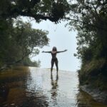 Franciely Freduzeski Instagram - Hoje fui para um dos mirantes mais lindos de Minas Gerais em Ibitipoca. Janela do céu. Para quem não sabe eu tenho fibromialgia e até ser diagnosticada eu nem andava. Vivia de cama, não dirigia, sentia dor até tomando banho. Comecei as trilhas como tratamento para dor. Foi um desafio para mim. Mas eu tenho conseguido dia após dia. Hj o tempo estava nublado, mas não considero um dia nublado um dia feio. Depende do seu olhar. Se enrolar nas nuvens e nevoeiros tem seu chame. Só de vc poder olhar para o céu já é um grande presente. Quem se aventurar a fazer essa trilha eu avião aos navegantes que ela é bem difícil. Mas com determinação, foco, resiliência você chega em um lugar mágico. Que janela !!! Janela Do Céu