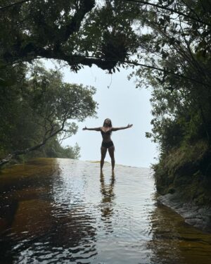 Franciely Freduzeski Instagram - Hoje fui para um dos mirantes mais lindos de Minas Gerais em Ibitipoca.  Janela do céu.  Para quem não sabe eu tenho fibromialgia e até ser diagnosticada eu nem andava. Vivia de cama, não dirigia, sentia dor até tomando banho. Comecei as trilhas como tratamento para dor. Foi um desafio para mim. Mas eu tenho conseguido dia após dia. Hj o tempo estava nublado, mas não considero um dia nublado um dia feio. Depende do seu olhar. Se enrolar nas nuvens e nevoeiros tem seu chame. Só de vc poder olhar para o céu já é um grande presente.  Quem se aventurar a fazer essa trilha eu avião aos navegantes que ela é bem difícil. Mas com determinação, foco, resiliência você chega em um lugar mágico. Que janela !!!