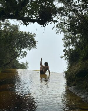 Franciely Freduzeski Instagram - Hoje fui para um dos mirantes mais lindos de Minas Gerais em Ibitipoca.  Janela do céu.  Para quem não sabe eu tenho fibromialgia e até ser diagnosticada eu nem andava. Vivia de cama, não dirigia, sentia dor até tomando banho. Comecei as trilhas como tratamento para dor. Foi um desafio para mim. Mas eu tenho conseguido dia após dia. Hj o tempo estava nublado, mas não considero um dia nublado um dia feio. Depende do seu olhar. Se enrolar nas nuvens e nevoeiros tem seu chame. Só de vc poder olhar para o céu já é um grande presente.  Quem se aventurar a fazer essa trilha eu avião aos navegantes que ela é bem difícil. Mas com determinação, foco, resiliência você chega em um lugar mágico. Que janela !!!