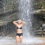 Franciely Freduzeski Instagram - Me despeço de 2023 no meio da natureza, ouvindo os passarinhos cantar, abraçando árvores,tomando banho de cachoeira, cuidando da minha alma, do meu interior!!! Fiz o melhor que pude em 2023, aprendi tanta coisa e errei um monte também. Cada ano é um ano a menos nesse planeta, então bora viver, amar, cantar, dançar, chorar de alegria e estar ao lado de pessoas que tenham papéis importantes na nossa vida. “Nada do que foi será De novo do jeito que já foi um dia Tudo passa, tudo sempre passará A vida vem em ondas, como um mar Num indo e vindo infinito” Tudo o que se vê não é Igual ao que a gente viu há um segundo Tudo muda o tempo todo no mundo” Ibiti Projeto