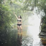 Franciely Freduzeski Instagram - Hoje fui para um dos mirantes mais lindos de Minas Gerais em Ibitipoca. Janela do céu. Para quem não sabe eu tenho fibromialgia e até ser diagnosticada eu nem andava. Vivia de cama, não dirigia, sentia dor até tomando banho. Comecei as trilhas como tratamento para dor. Foi um desafio para mim. Mas eu tenho conseguido dia após dia. Hj o tempo estava nublado, mas não considero um dia nublado um dia feio. Depende do seu olhar. Se enrolar nas nuvens e nevoeiros tem seu chame. Só de vc poder olhar para o céu já é um grande presente. Quem se aventurar a fazer essa trilha eu avião aos navegantes que ela é bem difícil. Mas com determinação, foco, resiliência você chega em um lugar mágico. Que janela !!! Janela Do Céu