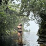 Franciely Freduzeski Instagram - Hoje fui para um dos mirantes mais lindos de Minas Gerais em Ibitipoca. Janela do céu. Para quem não sabe eu tenho fibromialgia e até ser diagnosticada eu nem andava. Vivia de cama, não dirigia, sentia dor até tomando banho. Comecei as trilhas como tratamento para dor. Foi um desafio para mim. Mas eu tenho conseguido dia após dia. Hj o tempo estava nublado, mas não considero um dia nublado um dia feio. Depende do seu olhar. Se enrolar nas nuvens e nevoeiros tem seu chame. Só de vc poder olhar para o céu já é um grande presente. Quem se aventurar a fazer essa trilha eu avião aos navegantes que ela é bem difícil. Mas com determinação, foco, resiliência você chega em um lugar mágico. Que janela !!! Janela Do Céu