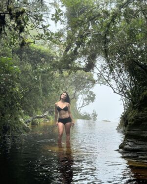 Franciely Freduzeski Instagram - Hoje fui para um dos mirantes mais lindos de Minas Gerais em Ibitipoca.  Janela do céu.  Para quem não sabe eu tenho fibromialgia e até ser diagnosticada eu nem andava. Vivia de cama, não dirigia, sentia dor até tomando banho. Comecei as trilhas como tratamento para dor. Foi um desafio para mim. Mas eu tenho conseguido dia após dia. Hj o tempo estava nublado, mas não considero um dia nublado um dia feio. Depende do seu olhar. Se enrolar nas nuvens e nevoeiros tem seu chame. Só de vc poder olhar para o céu já é um grande presente.  Quem se aventurar a fazer essa trilha eu avião aos navegantes que ela é bem difícil. Mas com determinação, foco, resiliência você chega em um lugar mágico. Que janela !!!