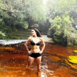 Franciely Freduzeski Instagram - Hoje fui para um dos mirantes mais lindos de Minas Gerais em Ibitipoca. Janela do céu. Para quem não sabe eu tenho fibromialgia e até ser diagnosticada eu nem andava. Vivia de cama, não dirigia, sentia dor até tomando banho. Comecei as trilhas como tratamento para dor. Foi um desafio para mim. Mas eu tenho conseguido dia após dia. Hj o tempo estava nublado, mas não considero um dia nublado um dia feio. Depende do seu olhar. Se enrolar nas nuvens e nevoeiros tem seu chame. Só de vc poder olhar para o céu já é um grande presente. Quem se aventurar a fazer essa trilha eu avião aos navegantes que ela é bem difícil. Mas com determinação, foco, resiliência você chega em um lugar mágico. Que janela !!! Janela Do Céu