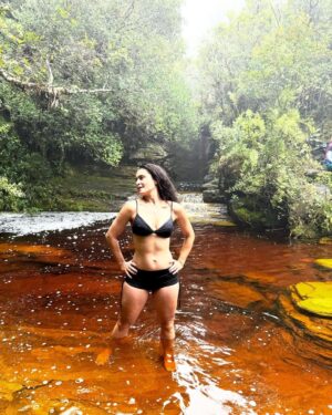 Franciely Freduzeski Instagram - Hoje fui para um dos mirantes mais lindos de Minas Gerais em Ibitipoca.  Janela do céu.  Para quem não sabe eu tenho fibromialgia e até ser diagnosticada eu nem andava. Vivia de cama, não dirigia, sentia dor até tomando banho. Comecei as trilhas como tratamento para dor. Foi um desafio para mim. Mas eu tenho conseguido dia após dia. Hj o tempo estava nublado, mas não considero um dia nublado um dia feio. Depende do seu olhar. Se enrolar nas nuvens e nevoeiros tem seu chame. Só de vc poder olhar para o céu já é um grande presente.  Quem se aventurar a fazer essa trilha eu avião aos navegantes que ela é bem difícil. Mas com determinação, foco, resiliência você chega em um lugar mágico. Que janela !!!