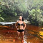 Franciely Freduzeski Instagram - Hoje fui para um dos mirantes mais lindos de Minas Gerais em Ibitipoca. Janela do céu. Para quem não sabe eu tenho fibromialgia e até ser diagnosticada eu nem andava. Vivia de cama, não dirigia, sentia dor até tomando banho. Comecei as trilhas como tratamento para dor. Foi um desafio para mim. Mas eu tenho conseguido dia após dia. Hj o tempo estava nublado, mas não considero um dia nublado um dia feio. Depende do seu olhar. Se enrolar nas nuvens e nevoeiros tem seu chame. Só de vc poder olhar para o céu já é um grande presente. Quem se aventurar a fazer essa trilha eu avião aos navegantes que ela é bem difícil. Mas com determinação, foco, resiliência você chega em um lugar mágico. Que janela !!! Janela Do Céu
