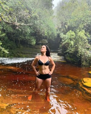 Franciely Freduzeski Instagram - Hoje fui para um dos mirantes mais lindos de Minas Gerais em Ibitipoca.  Janela do céu.  Para quem não sabe eu tenho fibromialgia e até ser diagnosticada eu nem andava. Vivia de cama, não dirigia, sentia dor até tomando banho. Comecei as trilhas como tratamento para dor. Foi um desafio para mim. Mas eu tenho conseguido dia após dia. Hj o tempo estava nublado, mas não considero um dia nublado um dia feio. Depende do seu olhar. Se enrolar nas nuvens e nevoeiros tem seu chame. Só de vc poder olhar para o céu já é um grande presente.  Quem se aventurar a fazer essa trilha eu avião aos navegantes que ela é bem difícil. Mas com determinação, foco, resiliência você chega em um lugar mágico. Que janela !!!