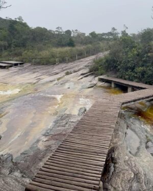 Franciely Freduzeski Instagram - Hoje fui para um dos mirantes mais lindos de Minas Gerais em Ibitipoca.  Janela do céu.  Para quem não sabe eu tenho fibromialgia e até ser diagnosticada eu nem andava. Vivia de cama, não dirigia, sentia dor até tomando banho. Comecei as trilhas como tratamento para dor. Foi um desafio para mim. Mas eu tenho conseguido dia após dia. Hj o tempo estava nublado, mas não considero um dia nublado um dia feio. Depende do seu olhar. Se enrolar nas nuvens e nevoeiros tem seu chame. Só de vc poder olhar para o céu já é um grande presente.  Quem se aventurar a fazer essa trilha eu avião aos navegantes que ela é bem difícil. Mas com determinação, foco, resiliência você chega em um lugar mágico. Que janela !!!
