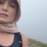 Franciely Freduzeski Instagram - Hoje fui para um dos mirantes mais lindos de Minas Gerais em Ibitipoca. Janela do céu. Para quem não sabe eu tenho fibromialgia e até ser diagnosticada eu nem andava. Vivia de cama, não dirigia, sentia dor até tomando banho. Comecei as trilhas como tratamento para dor. Foi um desafio para mim. Mas eu tenho conseguido dia após dia. Hj o tempo estava nublado, mas não considero um dia nublado um dia feio. Depende do seu olhar. Se enrolar nas nuvens e nevoeiros tem seu chame. Só de vc poder olhar para o céu já é um grande presente. Quem se aventurar a fazer essa trilha eu avião aos navegantes que ela é bem difícil. Mas com determinação, foco, resiliência você chega em um lugar mágico. Que janela !!! Janela Do Céu