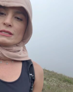 Franciely Freduzeski Instagram - Hoje fui para um dos mirantes mais lindos de Minas Gerais em Ibitipoca.  Janela do céu.  Para quem não sabe eu tenho fibromialgia e até ser diagnosticada eu nem andava. Vivia de cama, não dirigia, sentia dor até tomando banho. Comecei as trilhas como tratamento para dor. Foi um desafio para mim. Mas eu tenho conseguido dia após dia. Hj o tempo estava nublado, mas não considero um dia nublado um dia feio. Depende do seu olhar. Se enrolar nas nuvens e nevoeiros tem seu chame. Só de vc poder olhar para o céu já é um grande presente.  Quem se aventurar a fazer essa trilha eu avião aos navegantes que ela é bem difícil. Mas com determinação, foco, resiliência você chega em um lugar mágico. Que janela !!!
