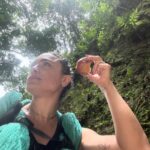 Franciely Freduzeski Instagram - Me despeço de 2023 no meio da natureza, ouvindo os passarinhos cantar, abraçando árvores,tomando banho de cachoeira, cuidando da minha alma, do meu interior!!! Fiz o melhor que pude em 2023, aprendi tanta coisa e errei um monte também. Cada ano é um ano a menos nesse planeta, então bora viver, amar, cantar, dançar, chorar de alegria e estar ao lado de pessoas que tenham papéis importantes na nossa vida. “Nada do que foi será De novo do jeito que já foi um dia Tudo passa, tudo sempre passará A vida vem em ondas, como um mar Num indo e vindo infinito” Tudo o que se vê não é Igual ao que a gente viu há um segundo Tudo muda o tempo todo no mundo” Ibiti Projeto