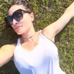 Franciely Freduzeski Instagram - É difícil ser feliz sem ser simples. Impossível não ver Deus na natureza. Tudo vem do solo e volta para o solo. A natureza é vida que sustenta a vida. Eu falei que nessa viagem eu ia abraçar o maior número de árvores possíveis. As árvores são harmonia pura e o sol alimenta a árvore, a chuva nutre a árvore, a terra sustenta a árvore que alimenta os passarinhos. A árvore troca e recebe e contempla o Divino o dia inteiro. Que sorte!!! Tire um tempo para observar a natureza, ela é perfeita, te traz bem estar para a alma e nos faz pensar nos valores que estamos seguindo dia a dia. A natureza é a compaixão olhando profundamente para você. #arvores #abracearvores #natureza #amor #love #vida #life. Ibiti Projeto