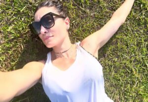 Franciely Freduzeski Instagram - É difícil ser feliz sem ser simples. Impossível não ver Deus na natureza. Tudo vem do solo e volta para o solo. A natureza é vida que sustenta a vida. Eu falei que nessa viagem eu ia abraçar o maior número de árvores possíveis. As árvores são harmonia pura e o sol alimenta a árvore, a chuva nutre a árvore, a terra sustenta a árvore que alimenta os passarinhos.  A árvore troca e recebe e contempla o Divino o dia inteiro.  Que sorte!!! Tire um tempo para observar a natureza, ela é perfeita, te traz bem estar para a alma e nos faz pensar nos valores que estamos seguindo dia a dia. A natureza é a compaixão olhando profundamente para você.  #arvores #abracearvores #natureza #amor #love #vida #life.