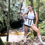 Franciely Freduzeski Instagram - É difícil ser feliz sem ser simples. Impossível não ver Deus na natureza. Tudo vem do solo e volta para o solo. A natureza é vida que sustenta a vida. Eu falei que nessa viagem eu ia abraçar o maior número de árvores possíveis. As árvores são harmonia pura e o sol alimenta a árvore, a chuva nutre a árvore, a terra sustenta a árvore que alimenta os passarinhos. A árvore troca e recebe e contempla o Divino o dia inteiro. Que sorte!!! Tire um tempo para observar a natureza, ela é perfeita, te traz bem estar para a alma e nos faz pensar nos valores que estamos seguindo dia a dia. A natureza é a compaixão olhando profundamente para você. #arvores #abracearvores #natureza #amor #love #vida #life. Ibiti Projeto