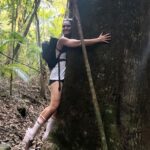 Franciely Freduzeski Instagram - É difícil ser feliz sem ser simples. Impossível não ver Deus na natureza. Tudo vem do solo e volta para o solo. A natureza é vida que sustenta a vida. Eu falei que nessa viagem eu ia abraçar o maior número de árvores possíveis. As árvores são harmonia pura e o sol alimenta a árvore, a chuva nutre a árvore, a terra sustenta a árvore que alimenta os passarinhos. A árvore troca e recebe e contempla o Divino o dia inteiro. Que sorte!!! Tire um tempo para observar a natureza, ela é perfeita, te traz bem estar para a alma e nos faz pensar nos valores que estamos seguindo dia a dia. A natureza é a compaixão olhando profundamente para você. #arvores #abracearvores #natureza #amor #love #vida #life. Ibiti Projeto