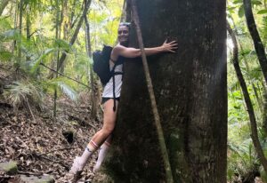 Franciely Freduzeski Instagram - É difícil ser feliz sem ser simples. Impossível não ver Deus na natureza. Tudo vem do solo e volta para o solo. A natureza é vida que sustenta a vida. Eu falei que nessa viagem eu ia abraçar o maior número de árvores possíveis. As árvores são harmonia pura e o sol alimenta a árvore, a chuva nutre a árvore, a terra sustenta a árvore que alimenta os passarinhos.  A árvore troca e recebe e contempla o Divino o dia inteiro.  Que sorte!!! Tire um tempo para observar a natureza, ela é perfeita, te traz bem estar para a alma e nos faz pensar nos valores que estamos seguindo dia a dia. A natureza é a compaixão olhando profundamente para você.  #arvores #abracearvores #natureza #amor #love #vida #life.