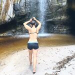 Franciely Freduzeski Instagram - É difícil ser feliz sem ser simples. Impossível não ver Deus na natureza. Tudo vem do solo e volta para o solo. A natureza é vida que sustenta a vida. Eu falei que nessa viagem eu ia abraçar o maior número de árvores possíveis. As árvores são harmonia pura e o sol alimenta a árvore, a chuva nutre a árvore, a terra sustenta a árvore que alimenta os passarinhos. A árvore troca e recebe e contempla o Divino o dia inteiro. Que sorte!!! Tire um tempo para observar a natureza, ela é perfeita, te traz bem estar para a alma e nos faz pensar nos valores que estamos seguindo dia a dia. A natureza é a compaixão olhando profundamente para você. #arvores #abracearvores #natureza #amor #love #vida #life. Ibiti Projeto