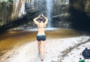 Franciely Freduzeski Instagram - É difícil ser feliz sem ser simples. Impossível não ver Deus na natureza. Tudo vem do solo e volta para o solo. A natureza é vida que sustenta a vida. Eu falei que nessa viagem eu ia abraçar o maior número de árvores possíveis. As árvores são harmonia pura e o sol alimenta a árvore, a chuva nutre a árvore, a terra sustenta a árvore que alimenta os passarinhos.  A árvore troca e recebe e contempla o Divino o dia inteiro.  Que sorte!!! Tire um tempo para observar a natureza, ela é perfeita, te traz bem estar para a alma e nos faz pensar nos valores que estamos seguindo dia a dia. A natureza é a compaixão olhando profundamente para você.  #arvores #abracearvores #natureza #amor #love #vida #life.