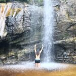 Franciely Freduzeski Instagram - É difícil ser feliz sem ser simples. Impossível não ver Deus na natureza. Tudo vem do solo e volta para o solo. A natureza é vida que sustenta a vida. Eu falei que nessa viagem eu ia abraçar o maior número de árvores possíveis. As árvores são harmonia pura e o sol alimenta a árvore, a chuva nutre a árvore, a terra sustenta a árvore que alimenta os passarinhos. A árvore troca e recebe e contempla o Divino o dia inteiro. Que sorte!!! Tire um tempo para observar a natureza, ela é perfeita, te traz bem estar para a alma e nos faz pensar nos valores que estamos seguindo dia a dia. A natureza é a compaixão olhando profundamente para você. #arvores #abracearvores #natureza #amor #love #vida #life. Ibiti Projeto