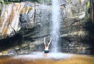 Franciely Freduzeski Instagram - É difícil ser feliz sem ser simples. Impossível não ver Deus na natureza. Tudo vem do solo e volta para o solo. A natureza é vida que sustenta a vida. Eu falei que nessa viagem eu ia abraçar o maior número de árvores possíveis. As árvores são harmonia pura e o sol alimenta a árvore, a chuva nutre a árvore, a terra sustenta a árvore que alimenta os passarinhos.  A árvore troca e recebe e contempla o Divino o dia inteiro.  Que sorte!!! Tire um tempo para observar a natureza, ela é perfeita, te traz bem estar para a alma e nos faz pensar nos valores que estamos seguindo dia a dia. A natureza é a compaixão olhando profundamente para você.  #arvores #abracearvores #natureza #amor #love #vida #life.