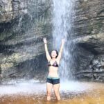 Franciely Freduzeski Instagram - É difícil ser feliz sem ser simples. Impossível não ver Deus na natureza. Tudo vem do solo e volta para o solo. A natureza é vida que sustenta a vida. Eu falei que nessa viagem eu ia abraçar o maior número de árvores possíveis. As árvores são harmonia pura e o sol alimenta a árvore, a chuva nutre a árvore, a terra sustenta a árvore que alimenta os passarinhos. A árvore troca e recebe e contempla o Divino o dia inteiro. Que sorte!!! Tire um tempo para observar a natureza, ela é perfeita, te traz bem estar para a alma e nos faz pensar nos valores que estamos seguindo dia a dia. A natureza é a compaixão olhando profundamente para você. #arvores #abracearvores #natureza #amor #love #vida #life. Ibiti Projeto