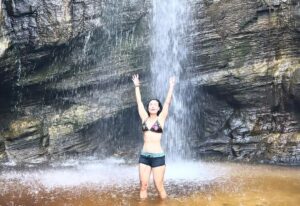 Franciely Freduzeski Instagram - É difícil ser feliz sem ser simples. Impossível não ver Deus na natureza. Tudo vem do solo e volta para o solo. A natureza é vida que sustenta a vida. Eu falei que nessa viagem eu ia abraçar o maior número de árvores possíveis. As árvores são harmonia pura e o sol alimenta a árvore, a chuva nutre a árvore, a terra sustenta a árvore que alimenta os passarinhos.  A árvore troca e recebe e contempla o Divino o dia inteiro.  Que sorte!!! Tire um tempo para observar a natureza, ela é perfeita, te traz bem estar para a alma e nos faz pensar nos valores que estamos seguindo dia a dia. A natureza é a compaixão olhando profundamente para você.  #arvores #abracearvores #natureza #amor #love #vida #life.