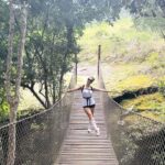 Franciely Freduzeski Instagram - É difícil ser feliz sem ser simples. Impossível não ver Deus na natureza. Tudo vem do solo e volta para o solo. A natureza é vida que sustenta a vida. Eu falei que nessa viagem eu ia abraçar o maior número de árvores possíveis. As árvores são harmonia pura e o sol alimenta a árvore, a chuva nutre a árvore, a terra sustenta a árvore que alimenta os passarinhos. A árvore troca e recebe e contempla o Divino o dia inteiro. Que sorte!!! Tire um tempo para observar a natureza, ela é perfeita, te traz bem estar para a alma e nos faz pensar nos valores que estamos seguindo dia a dia. A natureza é a compaixão olhando profundamente para você. #arvores #abracearvores #natureza #amor #love #vida #life. Ibiti Projeto