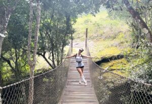 Franciely Freduzeski Instagram - É difícil ser feliz sem ser simples. Impossível não ver Deus na natureza. Tudo vem do solo e volta para o solo. A natureza é vida que sustenta a vida. Eu falei que nessa viagem eu ia abraçar o maior número de árvores possíveis. As árvores são harmonia pura e o sol alimenta a árvore, a chuva nutre a árvore, a terra sustenta a árvore que alimenta os passarinhos.  A árvore troca e recebe e contempla o Divino o dia inteiro.  Que sorte!!! Tire um tempo para observar a natureza, ela é perfeita, te traz bem estar para a alma e nos faz pensar nos valores que estamos seguindo dia a dia. A natureza é a compaixão olhando profundamente para você.  #arvores #abracearvores #natureza #amor #love #vida #life.