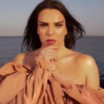 Francisco Soares Instagram - O que é ser mulher? E ser homem? Desde que nasci que nunca me senti totalmente bem no meu próprio corpo. Nem me relacionava com o conjunto de normas esperado do meu “sexo masculino”. Até que percebi que sexo e género são coisas diferentes. Pensei, rapidamente, que então só podia ser transexual. Queria ser mulher. Tudo seria mais fácil e faria mais sentido. Mas afinal o que é ser mulher? Aproveito este Dia da Mulher para reflectir um pouco sobre este assunto. Sim, eu gostava de me arranjar. Mas ser mulher é gostar de maquilhagem e usar saltos? É ser sensível? O que é afinal? Até que se fez luz: eu sou mulher sim, mas também sou homem. Eu sou o Kiko, mas se me tratarem por ela, eu não fico ofendido. Ser considerado mulher não é uma ofensa. Sempre cresci e tive rodeado de mulheres poderosas, destemidas e sempre me inspirei nelas. Foi nas mulheres que encontrei abrigo e compreensão, nas alturas mais negras da minha vida. Elas moldaram-me. Elas tornaram-me...numa delas. Apesar de respeitar imenso a força de todas as pessoas trans que conheço, percebi pouco tempo depois que não fazia sentido para mim passar pela duríssima transição, porque percebi que EU estaria a fazê-lo para encaixar num molde em que a sociedade se sentisse mais confortável. Então disse: que se lixe o molde. Serei ele e serei ela. Serei um ser não binário. Durante toda a minha vida tentaram meter-me numa caixa chata e apertada. Relembro um artigo de uma revista portuguesa que tinha a seguinte manchete: “KikoisHot: Homem ou Mulher? Nenhum” (juro, vejam a 4a foto). Ora, enganaram-se completamente. Eu não sou nenhum, eu sou todos. 💕 Quero deixar um grande obrigado à Papai(a) por me ter confiado esta grande responsabilidade de falar de um dia tão importante...e também à Tatiana, Andreia, Du, Sara e Alexandra Moura por terem embarcado comigo nesta aventura e terem produzido esta sessão incrível. E claro, a vocês: Mesmo quando não me sinto eu próprio, mesmo quando me sinto confusa para que direção estou a ir...sei que não estou a ir sozinho. E sei aquilo que quero e que sempre quis: ser feliz, livre e criar um espaço seguro para todos aqueles, que já se sentiram de parte. 💕💕 Lisbon, Portugal