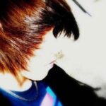 Francisco Soares Instagram - o que aconteceu no ultimo sábado na emonite, é um daqueles momentos que eu gostava que o meu eu de 14 anos tivesse conseguido ver. no meu auge emo, com a franja a esconder-me metade de cara, ia todos os dias para a escola a ouvir estas mesmas músicas, e a tentar literalmente desaparecer. sentia-me sozinho, incompreendido e era várias vezes gozado e olhado de lado... quem diria que esse mesmo rapaz, sem confiança nenhuma, um dia estaria a pisar o palco da Time Out, com um público cheio de freaks iguais a ele e a gritar bem alto todas aquelas músicas que o salvaram. i love you @emonite forever 🖤 Time Out Market Lisboa