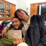 Francisco Soares Instagram - o que fazer com a realização que não se é especial e único? Como navegar num mundo pós-narcisista? Como me contento com a terra quando tanta gente me convenceu que era Deus no céu? Intocável. Resiliente. Corajoso. Após retirar a camada divina do meu ser, deparo-me com as mesmas dores que tinha quando era adolescente. O vazio. A dissociação de tudo o que é real, a constante fantasia e day dreaming de talvez um dia, por obra do acaso, estar num sítio melhor. Mas ao contrário dos meus precoces dias, desta vez estes pensamentos arrecadam com ele uma obrigatoriedade de ação. Tenho agora consciência que se eu próprio não criar esta fantasia, ela nunca irá acontecer. Talvez a vida seja este percurso até à fantasia, ao perfeito. Talvez essa fantasia nem exista, mas o caminho até la nos mostre outras coisas que sejam suficientes para continuar esta viagem. Talvez tenha tempo, ou talvez já vá tarde demais. Talvez seja forte, ou fraco. Talvez seja corajoso ou me tenha acobardado e desistido de mim. Ou talvez seja isso tudo. Uma mixórdia. De qualquer das formas, cá estarei para tentar todas as soluções, beber de todas as fontes que prometam vida eterna. E talvez la no fim, perceba que sempre fui aquilo que mais me quis tornar.