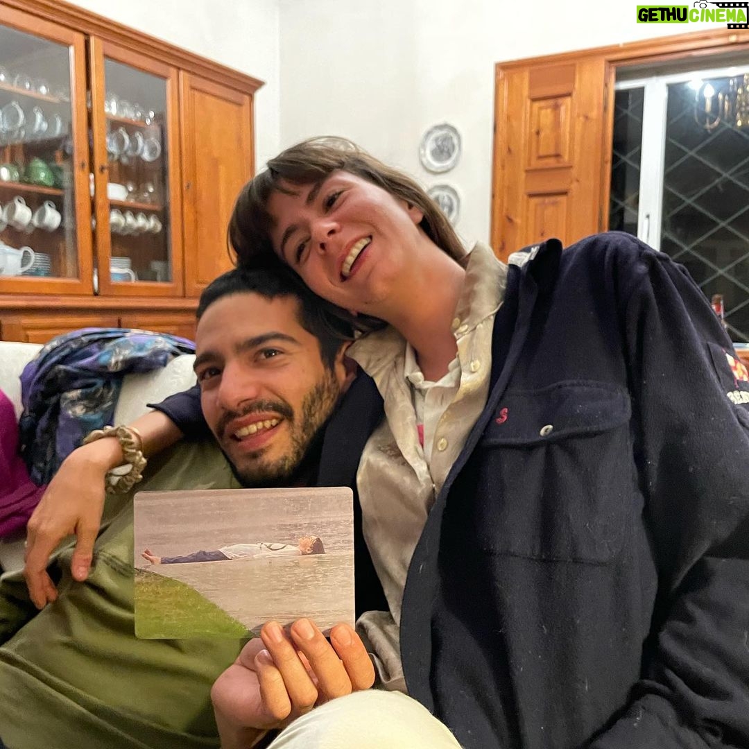 Francisco Soares Instagram - o que fazer com a realização que não se é especial e único? Como navegar num mundo pós-narcisista? Como me contento com a terra quando tanta gente me convenceu que era Deus no céu? Intocável. Resiliente. Corajoso. Após retirar a camada divina do meu ser, deparo-me com as mesmas dores que tinha quando era adolescente. O vazio. A dissociação de tudo o que é real, a constante fantasia e day dreaming de talvez um dia, por obra do acaso, estar num sítio melhor. Mas ao contrário dos meus precoces dias, desta vez estes pensamentos arrecadam com ele uma obrigatoriedade de ação. Tenho agora consciência que se eu próprio não criar esta fantasia, ela nunca irá acontecer. Talvez a vida seja este percurso até à fantasia, ao perfeito. Talvez essa fantasia nem exista, mas o caminho até la nos mostre outras coisas que sejam suficientes para continuar esta viagem. Talvez tenha tempo, ou talvez já vá tarde demais. Talvez seja forte, ou fraco. Talvez seja corajoso ou me tenha acobardado e desistido de mim. Ou talvez seja isso tudo. Uma mixórdia. De qualquer das formas, cá estarei para tentar todas as soluções, beber de todas as fontes que prometam vida eterna. E talvez la no fim, perceba que sempre fui aquilo que mais me quis tornar.